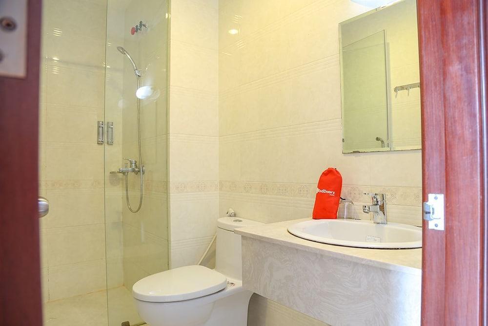 RedDoorz Plus near Hoang Van Thu Park