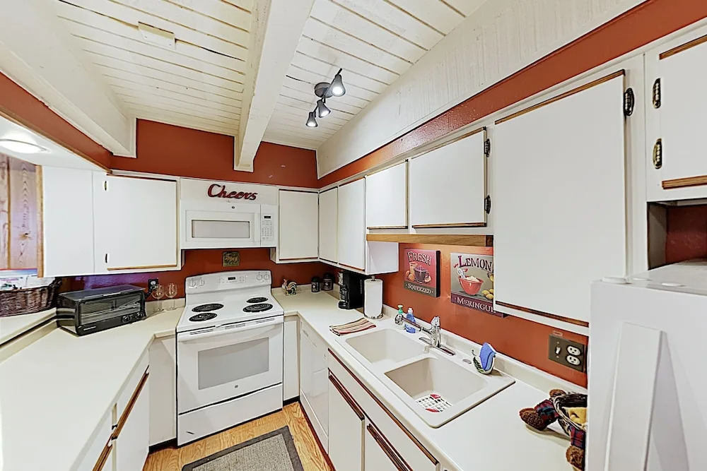 New Listing! Ski-in/ski-out : Hot Tub, Sauna 1 Bedroom Condo
