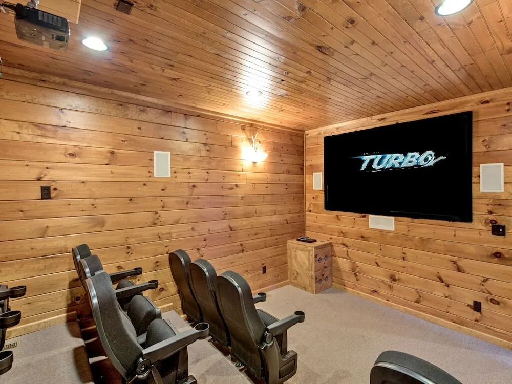 The Great Escape II 5 Bedroom Mountain View Home with Hot Tub