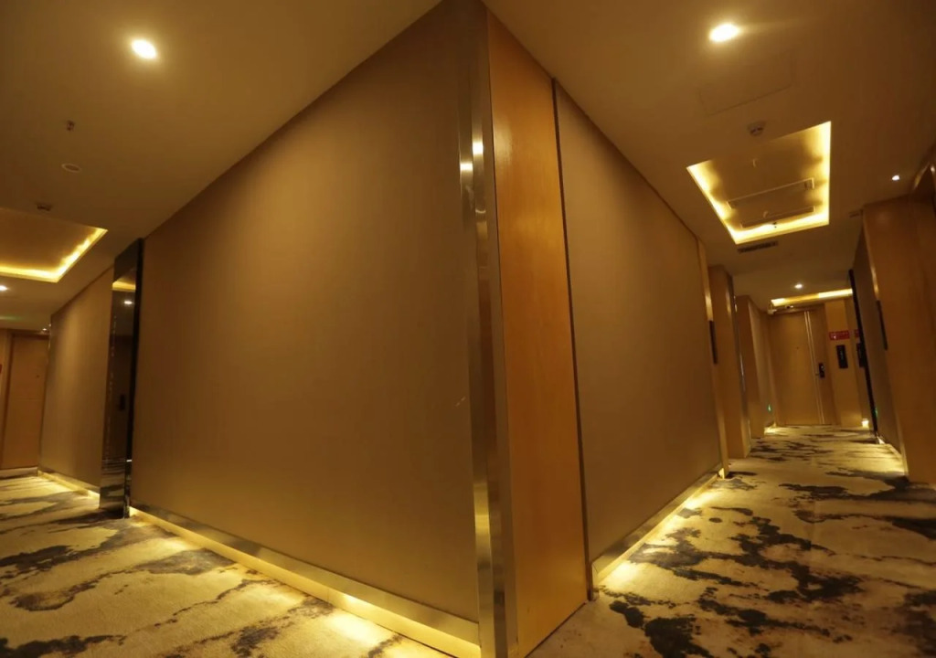 Ease Hotel (Shenzhen Huaqiangbei Yannan Metro Station)