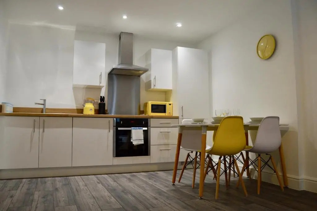 Sleeps 5 with 2 bedrooms and sofabed, perfect for work or leisure, stylish spacious city centre apartment, book our Queen Suite, today!