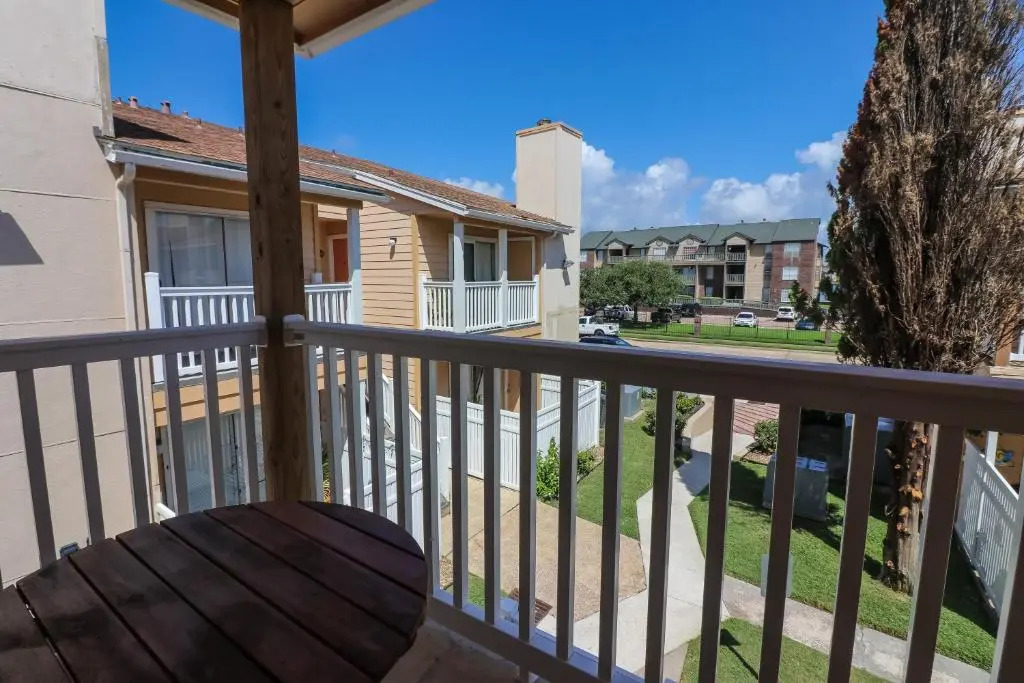 No Worries Just Renovated 2 bed 2 Bath at The Palms Washer and Dryer in Unit