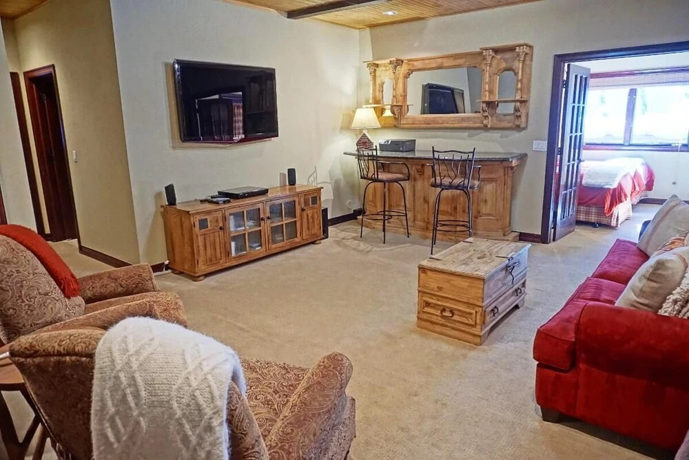 2095 Vermont Rd W Plus - 6 Br Home