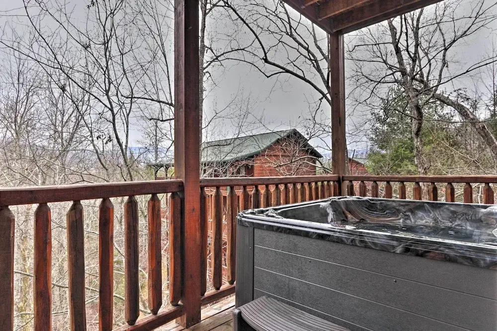 Cabin w/ Pool Access ~ 3 Mi to Downtown Gatlinburg