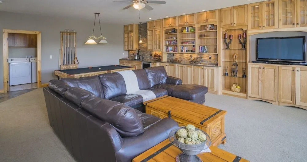 Garlands' Alpine Lodge Luxury Vacation At Windcliff 3 Bedroom Home by RedAwning