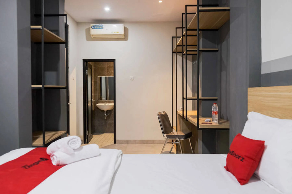 RedDoorz Plus near Taman Anggrek Mall