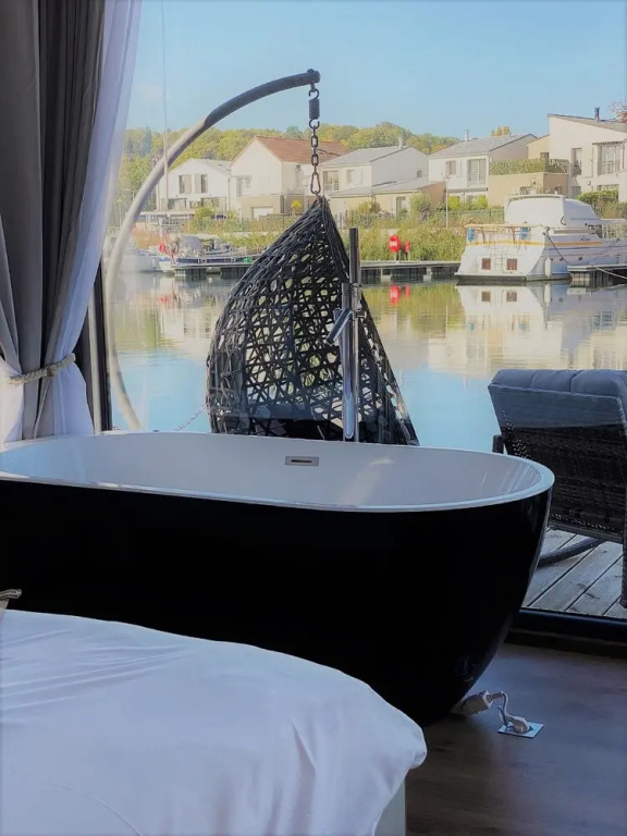 Un Moment Suspendu Pour Couple : Houseboat « Trampoline sur Leau »