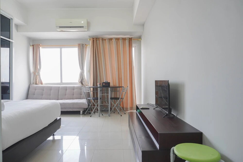 Warm And Homey Studio At Seasons City Latumenten Apartment