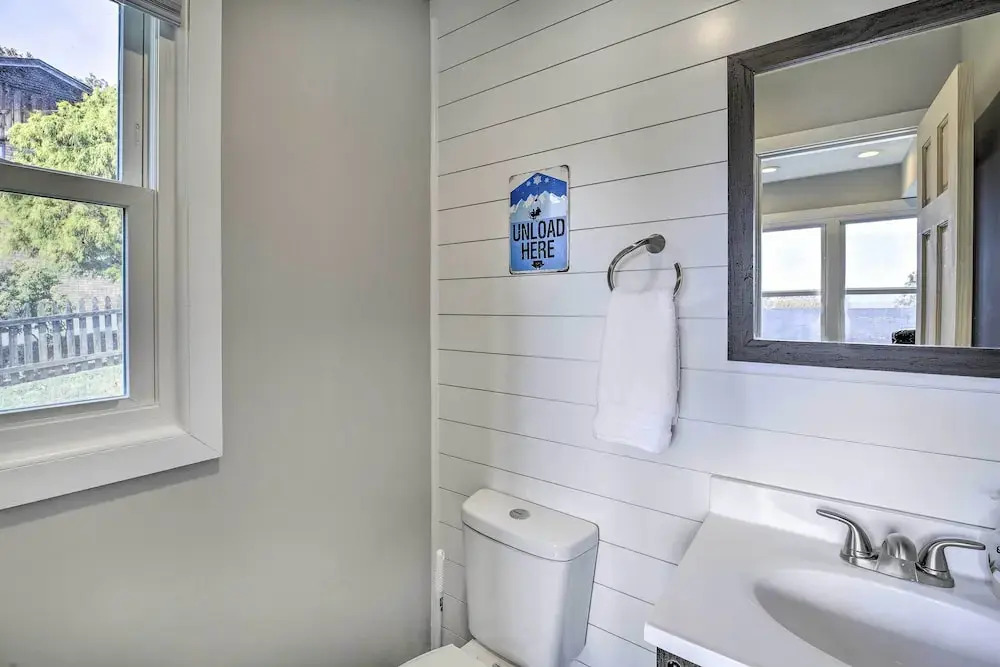 Deck & Mtn Views: 'fain Chalet' in Kingsport