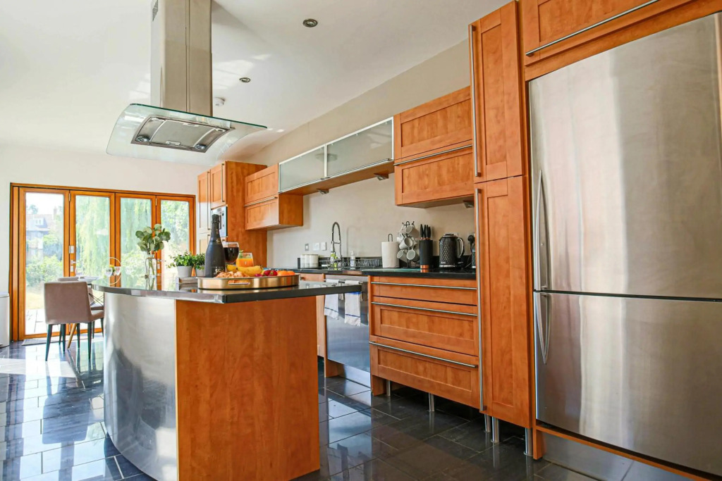 Central House with Pool Table, Smart TV and Free Parking by Yoko Property