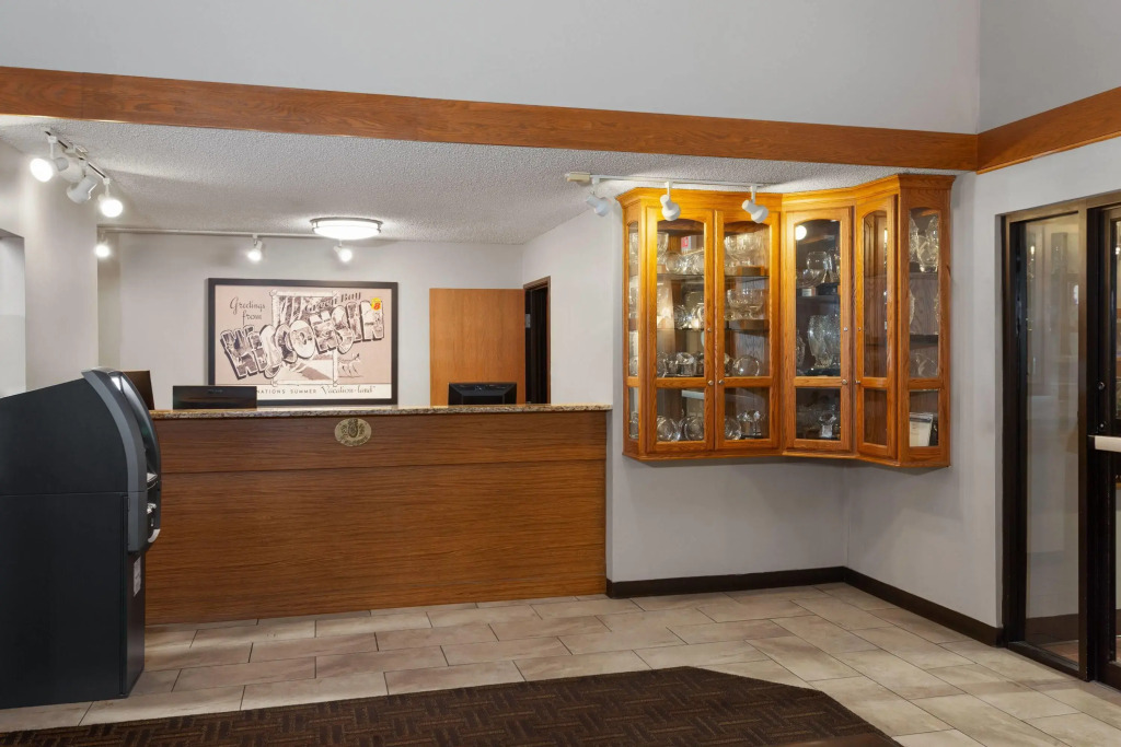 Super 8 by Wyndham Green Bay Near Stadium