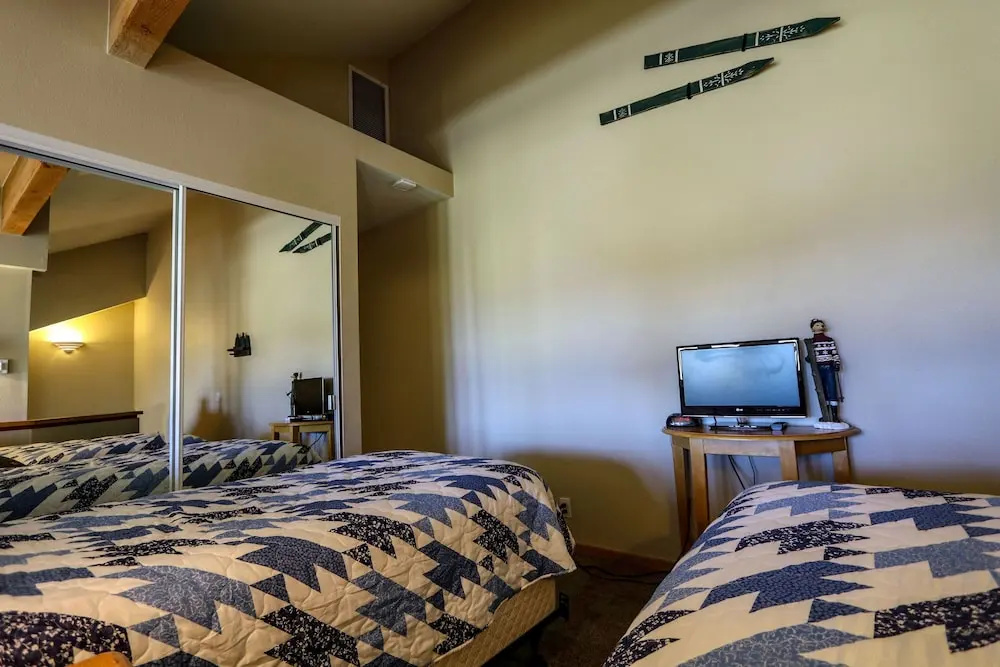 Snowcreek 878 2 Bedrooms 3 Bathrooms Condo