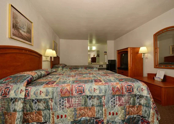 Econo Lodge East