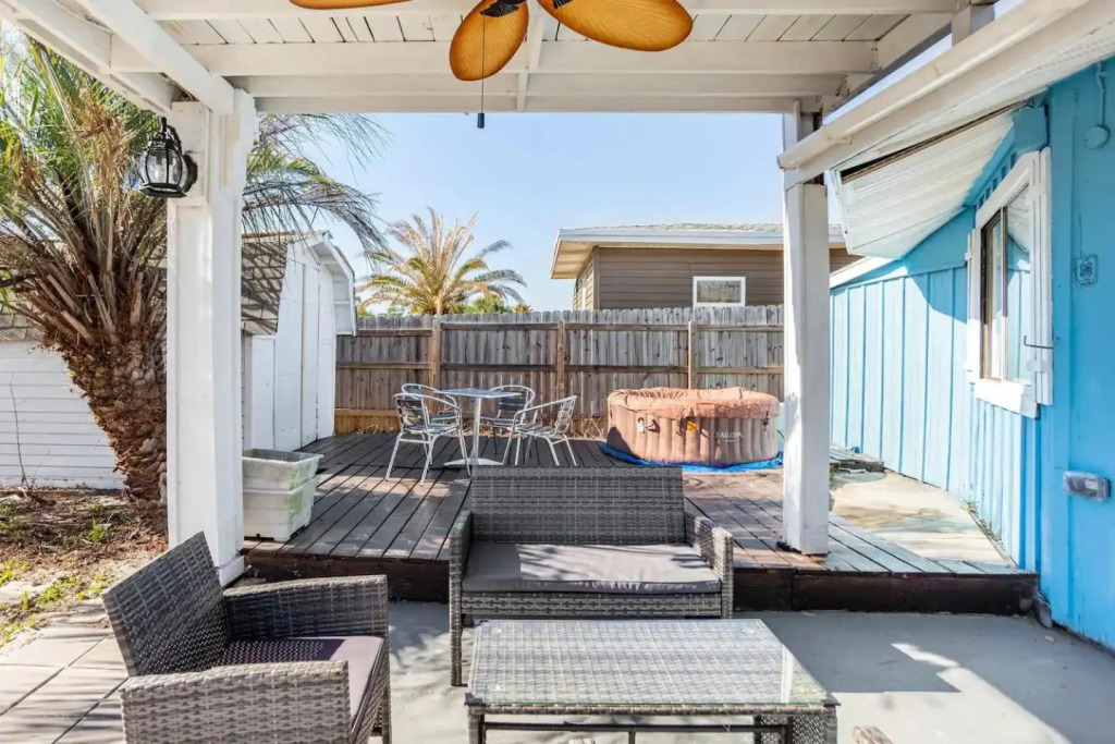 Unique 2 bedroom Home - Walk to Beach