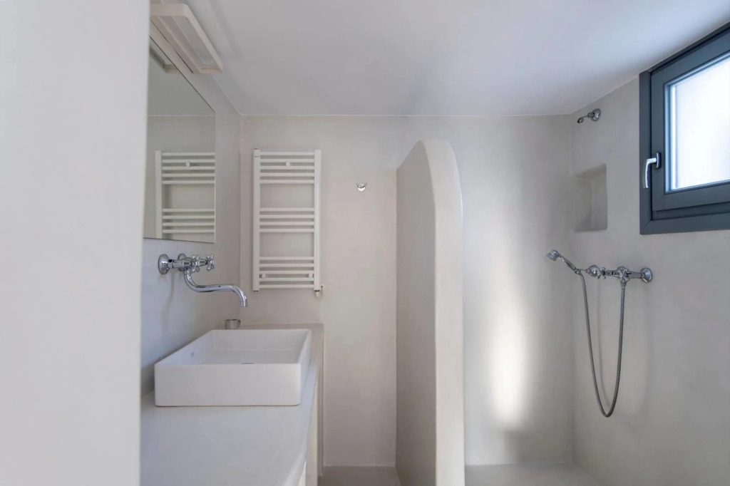 Parikia s Crossroad 3 Bedroom House