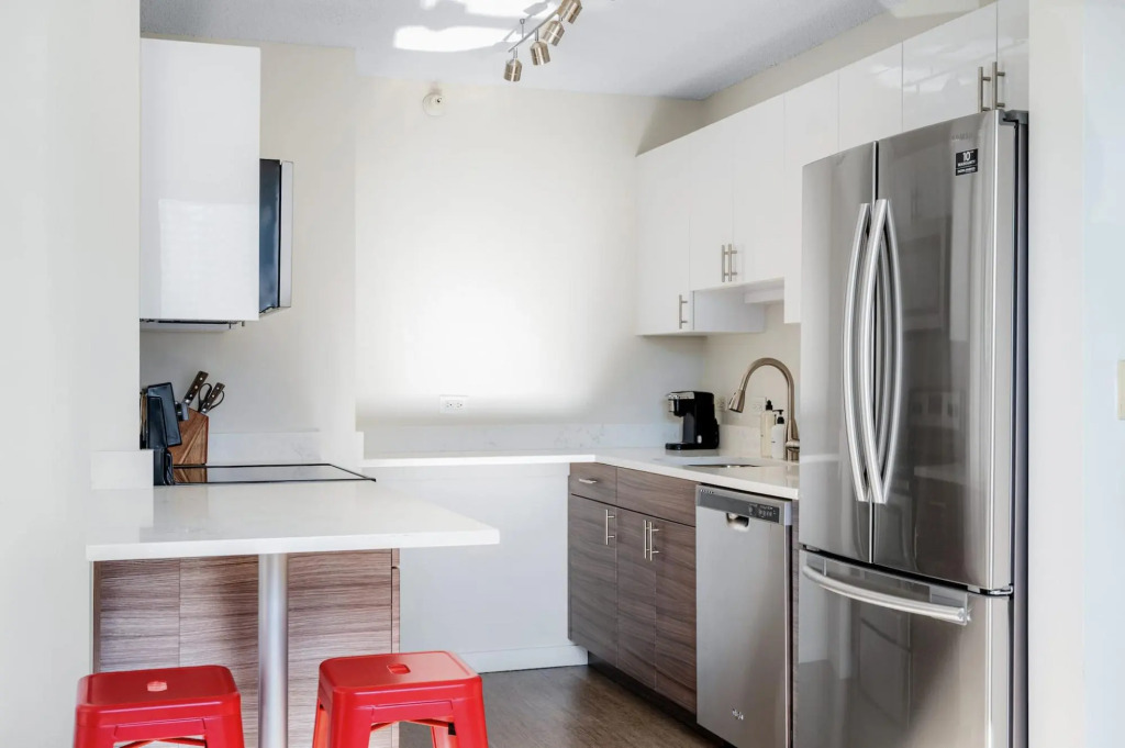 Chicago | Clean & Contactless Studio + Full Kitchen