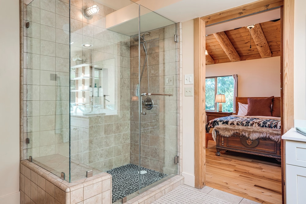 Walk to Pine Mountain Lake: Spacious Family Cabin