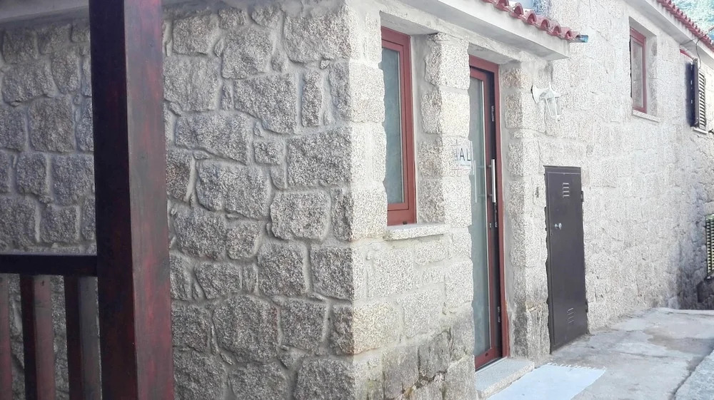 House with 2 Bedrooms in Cabril , with Wifi