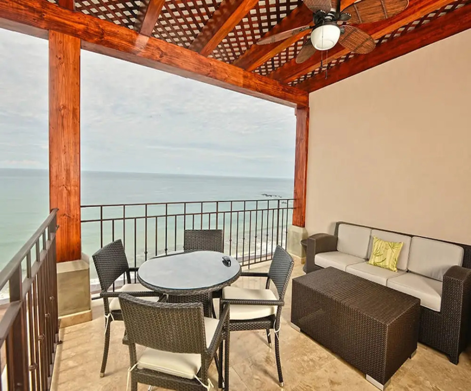 Crocs Resort Oceanfront Penthouse Jaco