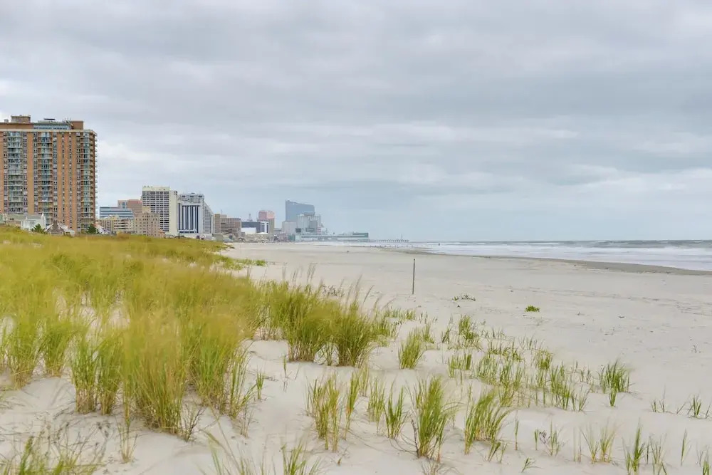Cozy Ventnor Getaway: Walk to Public Beach!