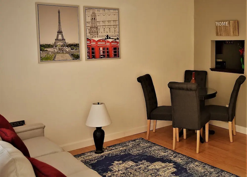Urbana the Charming Well-lit two Bedrooms Apartment