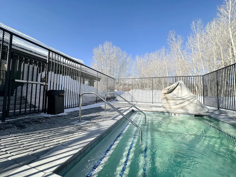Snowcreek VII 1403 Deluxe Townhouse, Stunning Mountain Views, 2 Car Garage, Washer Dryer by RedAwning