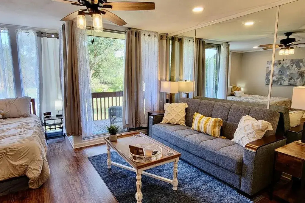 Lakeside Villa - Quite Location, walk to the Country Club