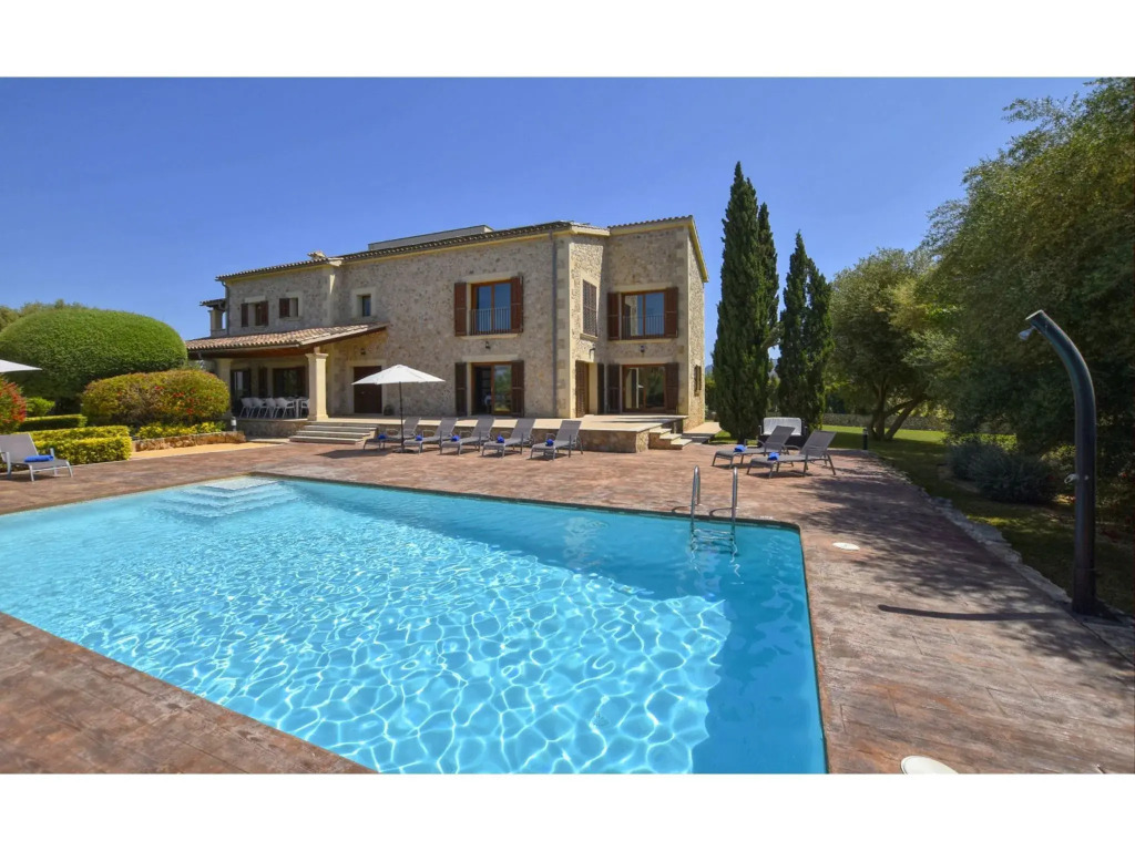 Luxurious country house with pool near the town of Alcudia