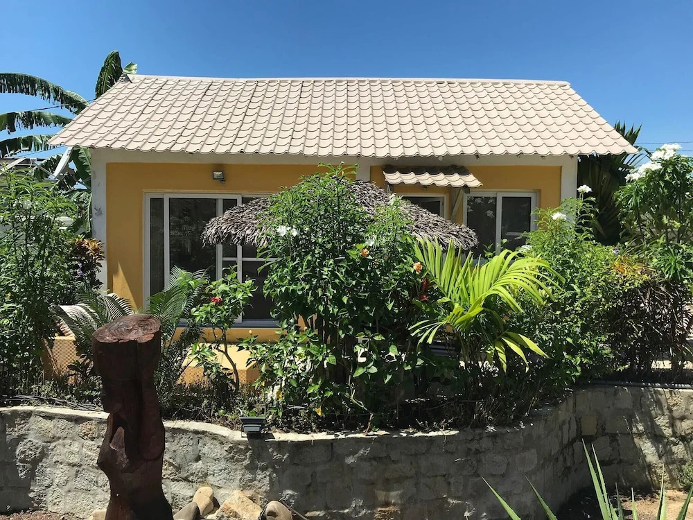 Wonderful Poolside Bungalow Perfect for 2 People