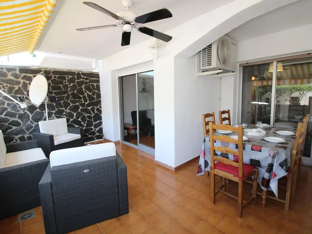 2 bedroom apartment within walking distance to the beach