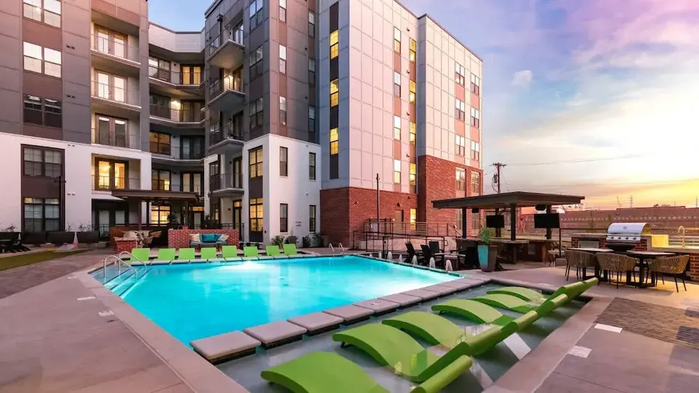 Landing Beautiful 1BD Pool Gym