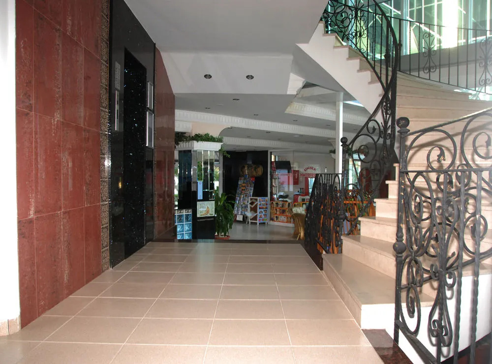 Risus Suit Hotel