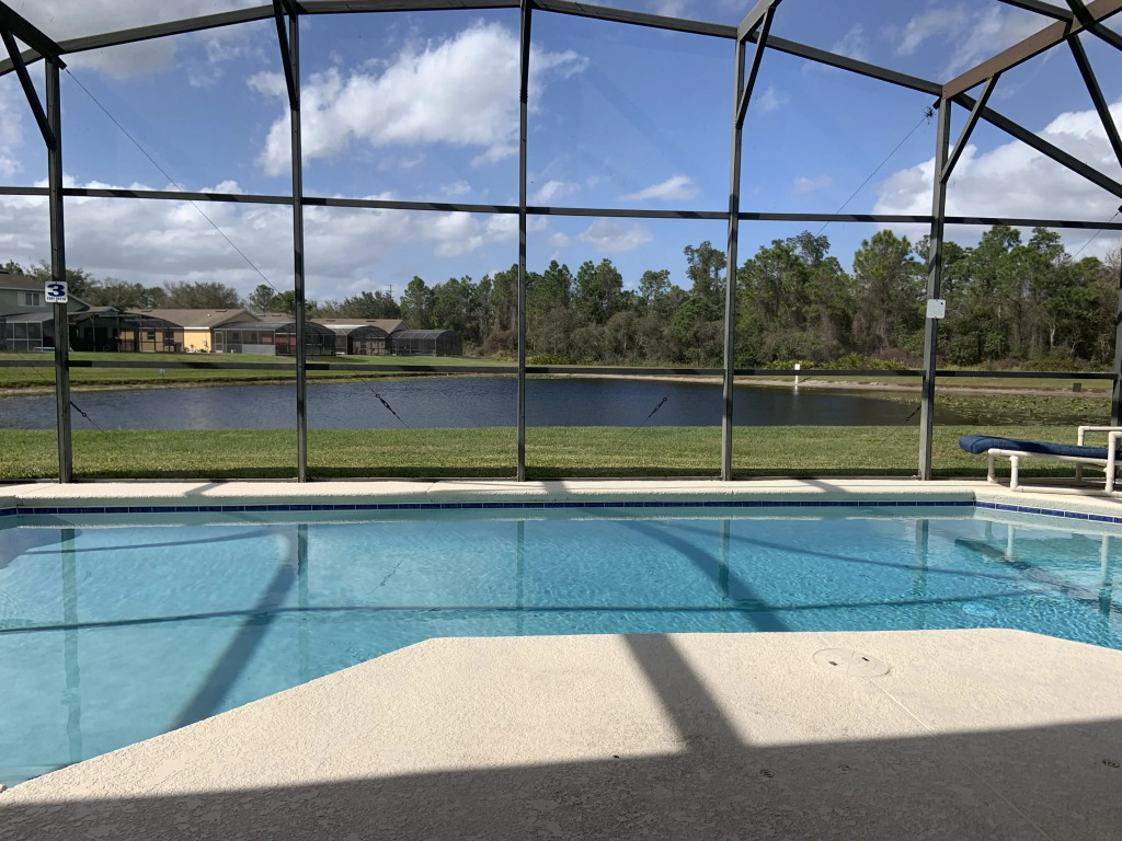 Cosy 4 Bed Villa Overlooking A Lake