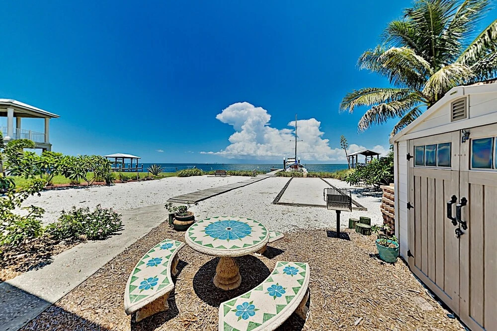 The Pelican & Dolphin: Bayfront W/ Dock 3 Bedroom Home