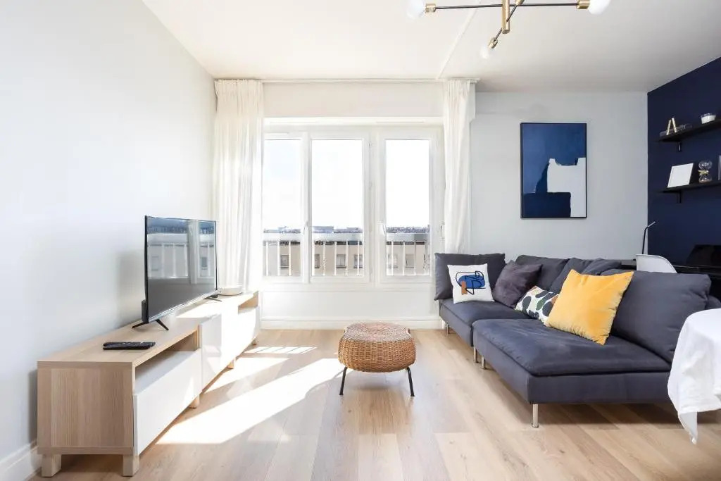 Renovated apartment metro, parking included, near Porte Versaille