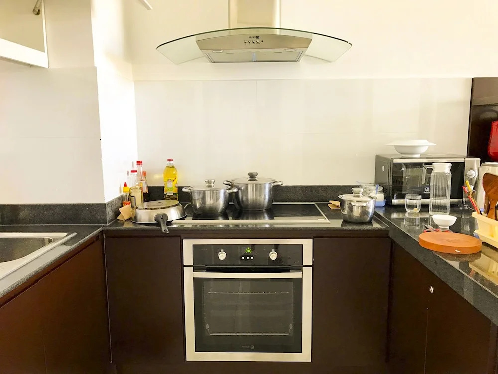 Garden view Apartment - 2 mins to beach