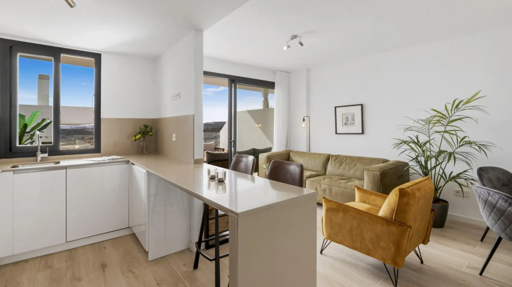 Roli in Estepona with 2 bedrooms and 2 bathrooms