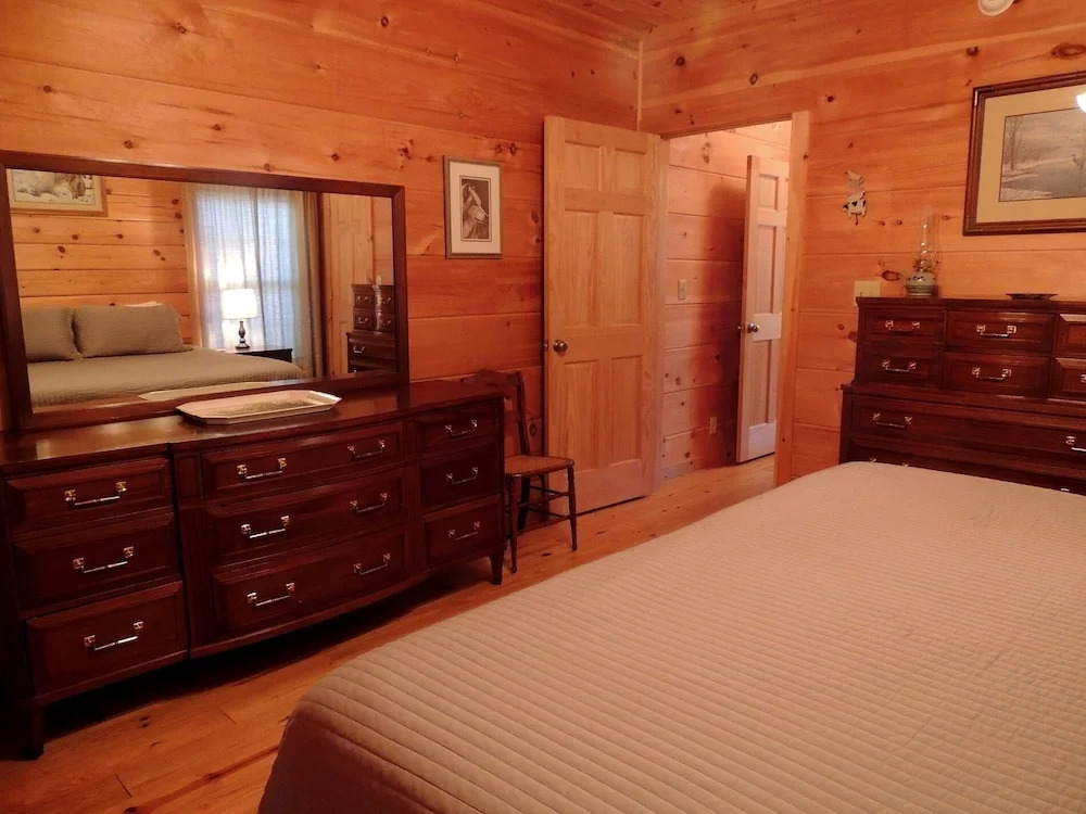 Limerick Lodge 3 Bedrooms 3.5 Bathrooms Cabin