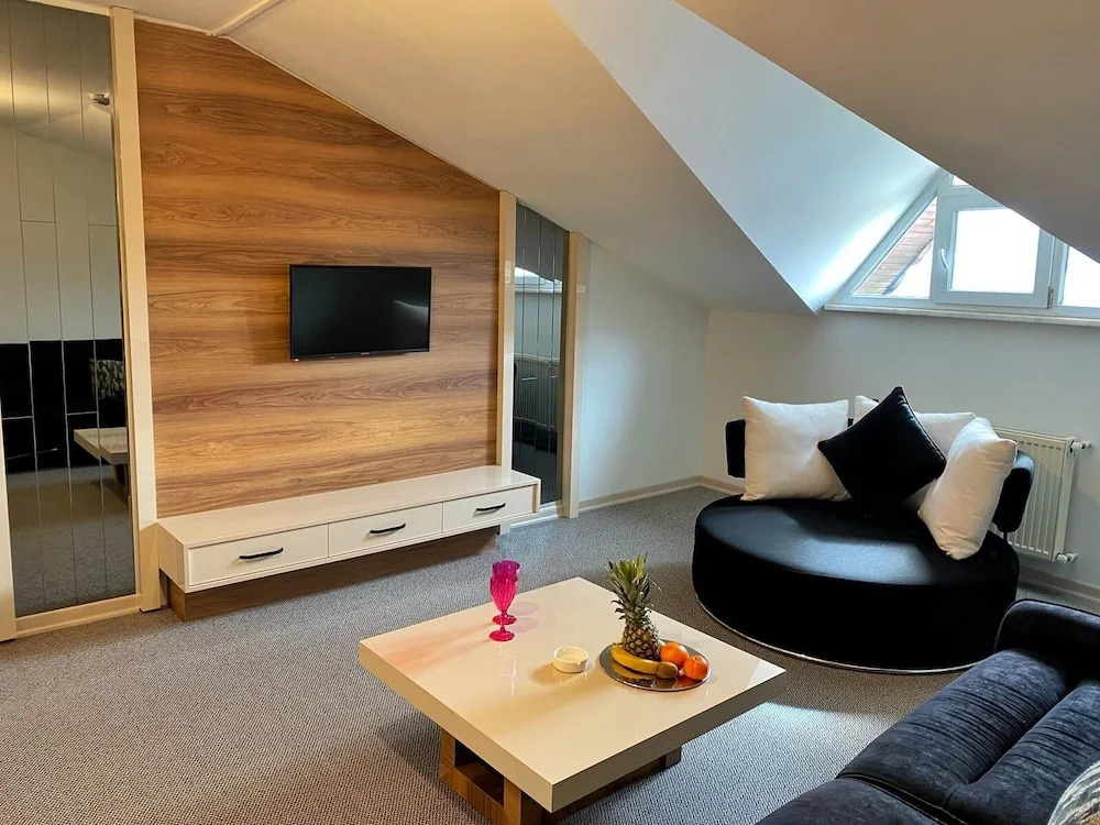 Otel 374
