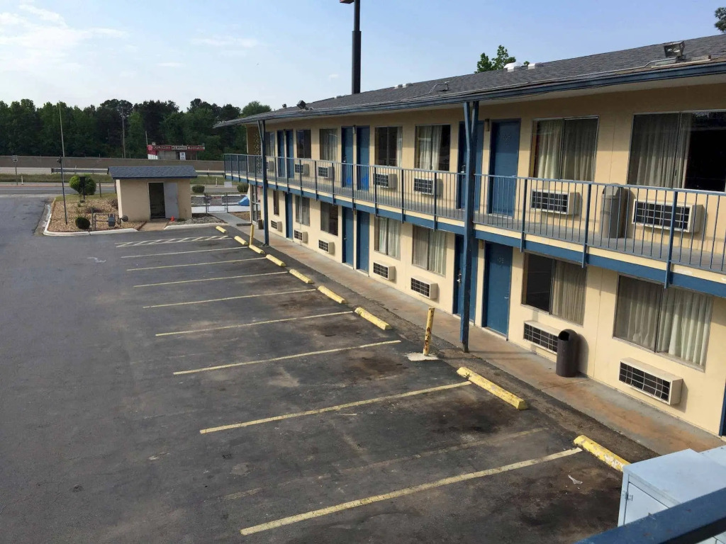 Super 7 Inn