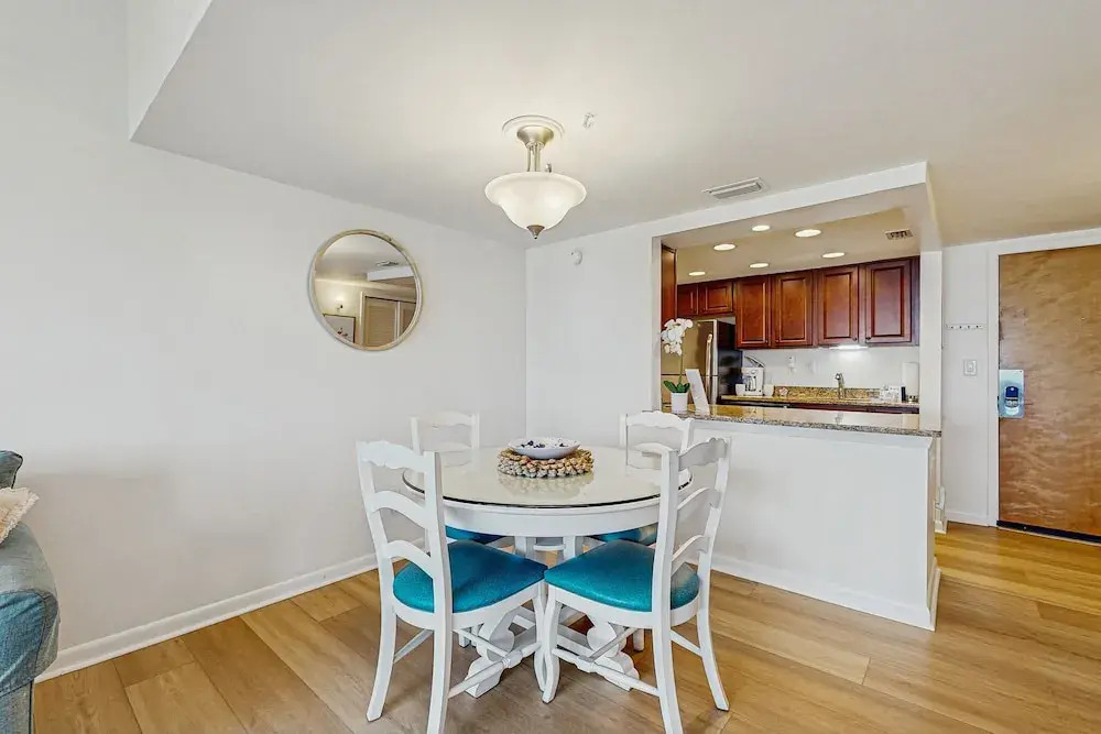 Clean & Cozy Home With Oceanfront Views, Shared Pool, Free Wifi, Central AC