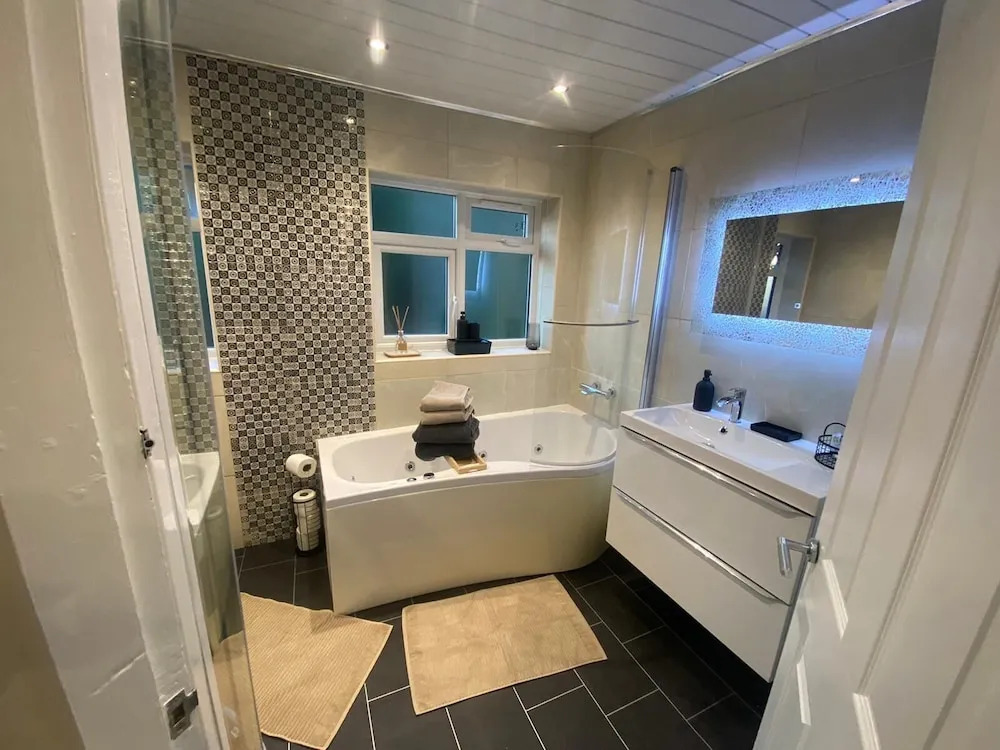 Charming 3-bed House Near Central Manchester