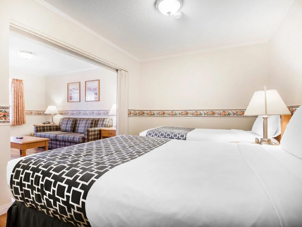 Econo Lodge Inn & Suites