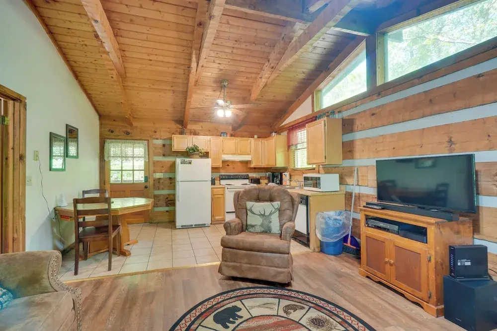 Gatlinburg Cabin with Hot Tub about 6 Mi to Downtown!