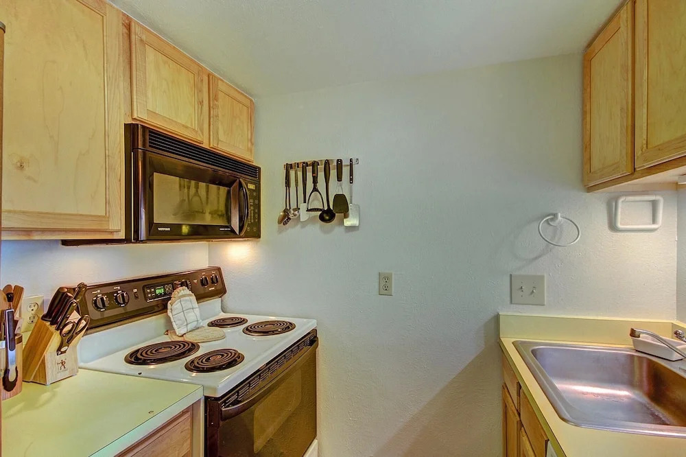 Alpenrose 303 2 Bedroom Condo by RedAwning