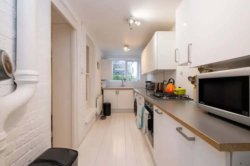 Airy and Tasteful 3 Bedroom Apartment in Five Ways Area