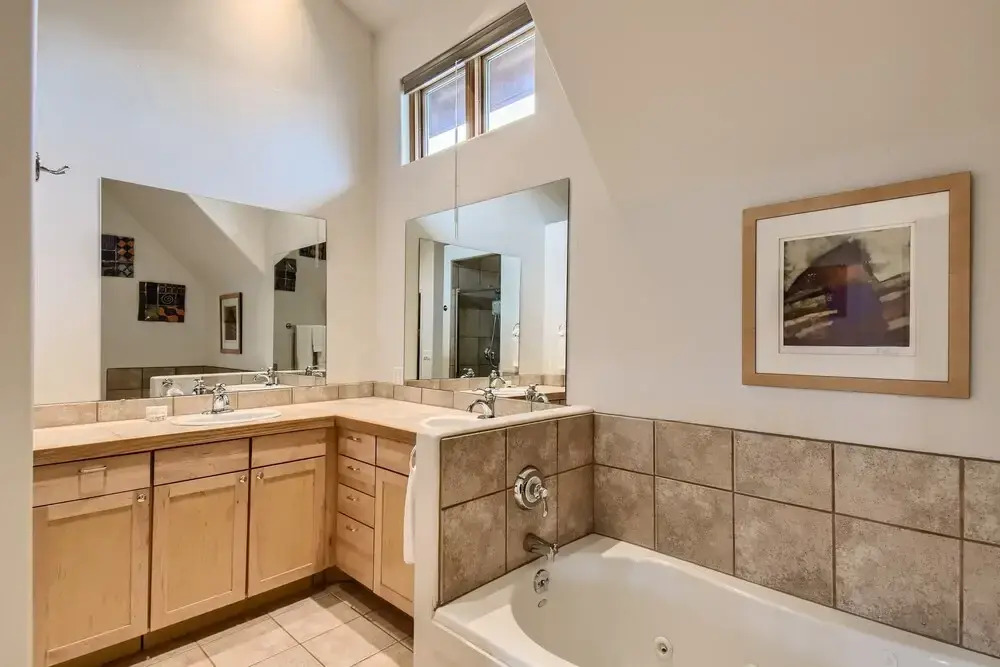 42 Burgundy 4br 3.5ba 4 Bedroom Townhouse by RedAwning