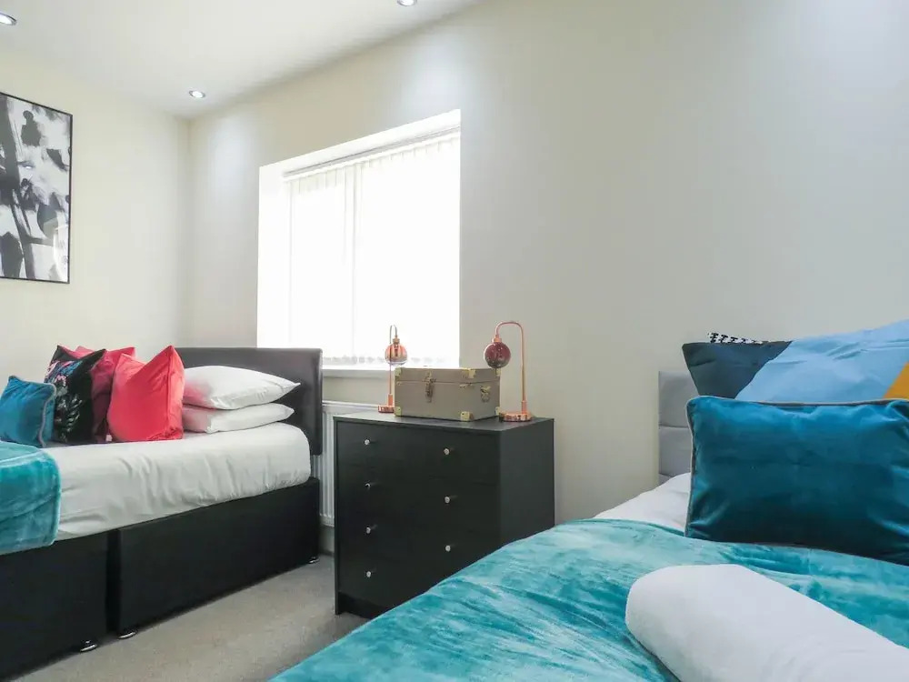 Tudors eSuites Birmingham Townhouse Private Garden Free Parking
