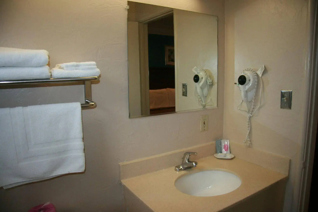 Civic Center Lodge / Lake Merritt BART