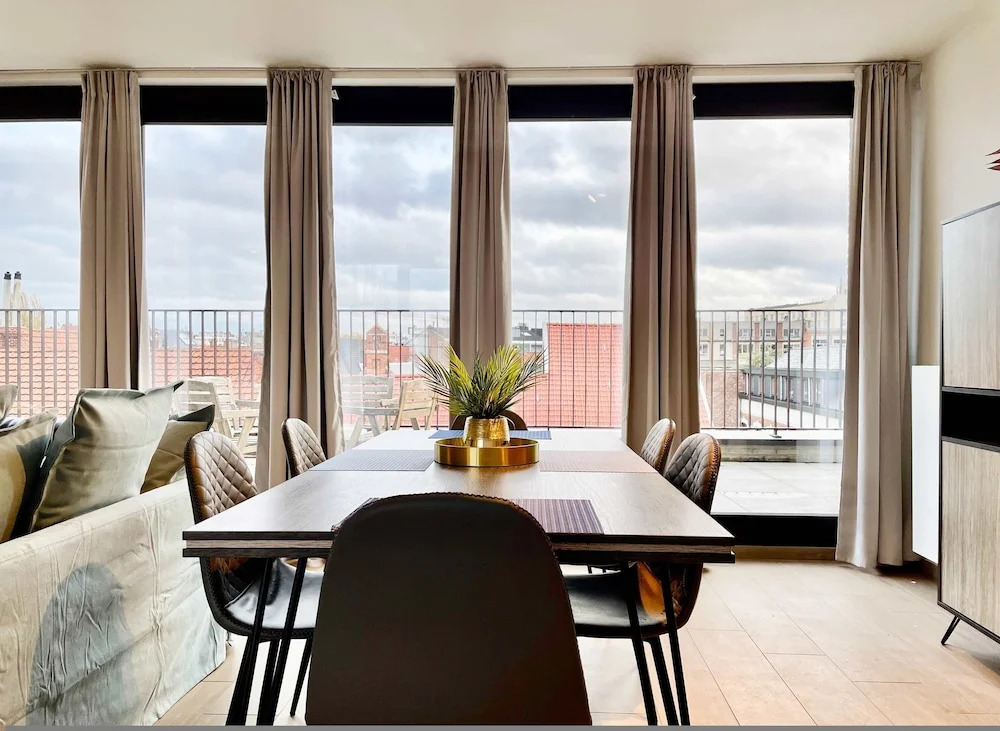 Modern 2BR Penthouse Near Diamond District by Oneluxstay
